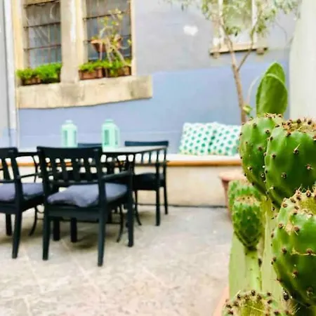 Oli-oli House Center, Two Adjacent House X11 People,double Kitchen, Courtyard, Holiday home Catania